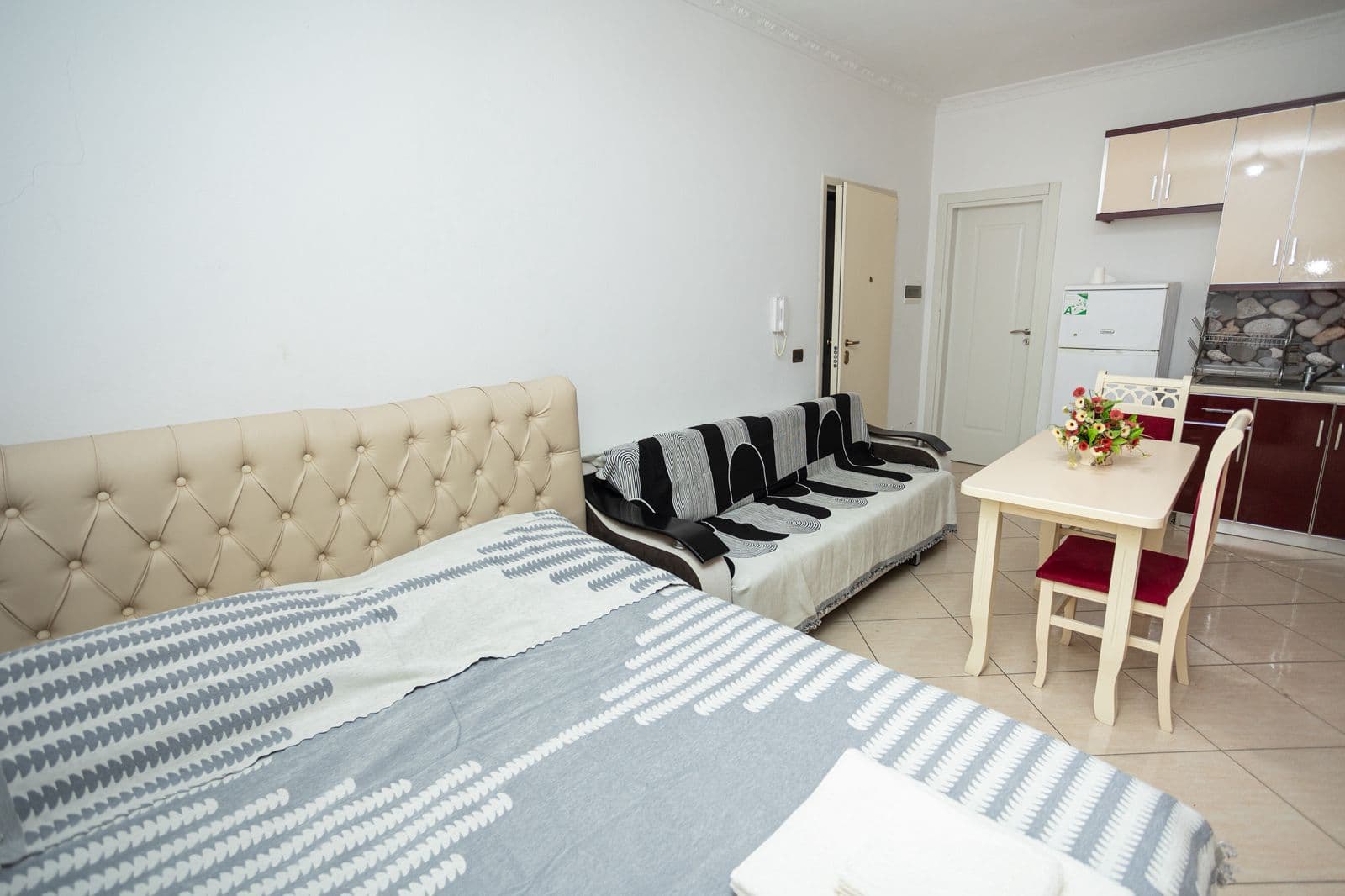 STUDIO ME QERA AFATGJATE LUNGOMARE-VLORE 4