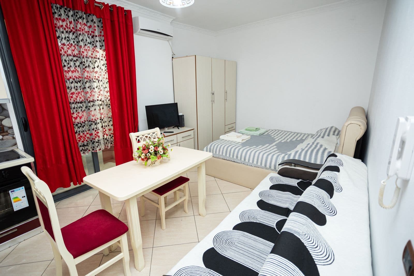 STUDIO ME QERA AFATGJATE LUNGOMARE-VLORE 2