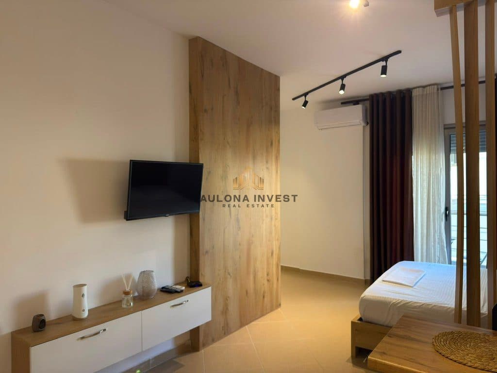 STUDIO ME QERA AFATGJATË – LUNGOMARE,VLORE