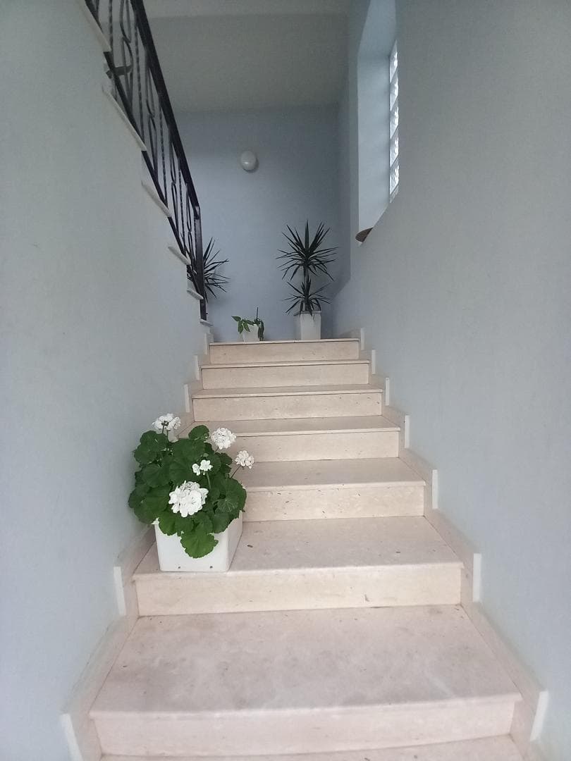 JEPET ME QERA AFATGJAT KATI I 3-TE I NJE SHTEPIE PRIVATE NE ORIKUM,VLORE 2