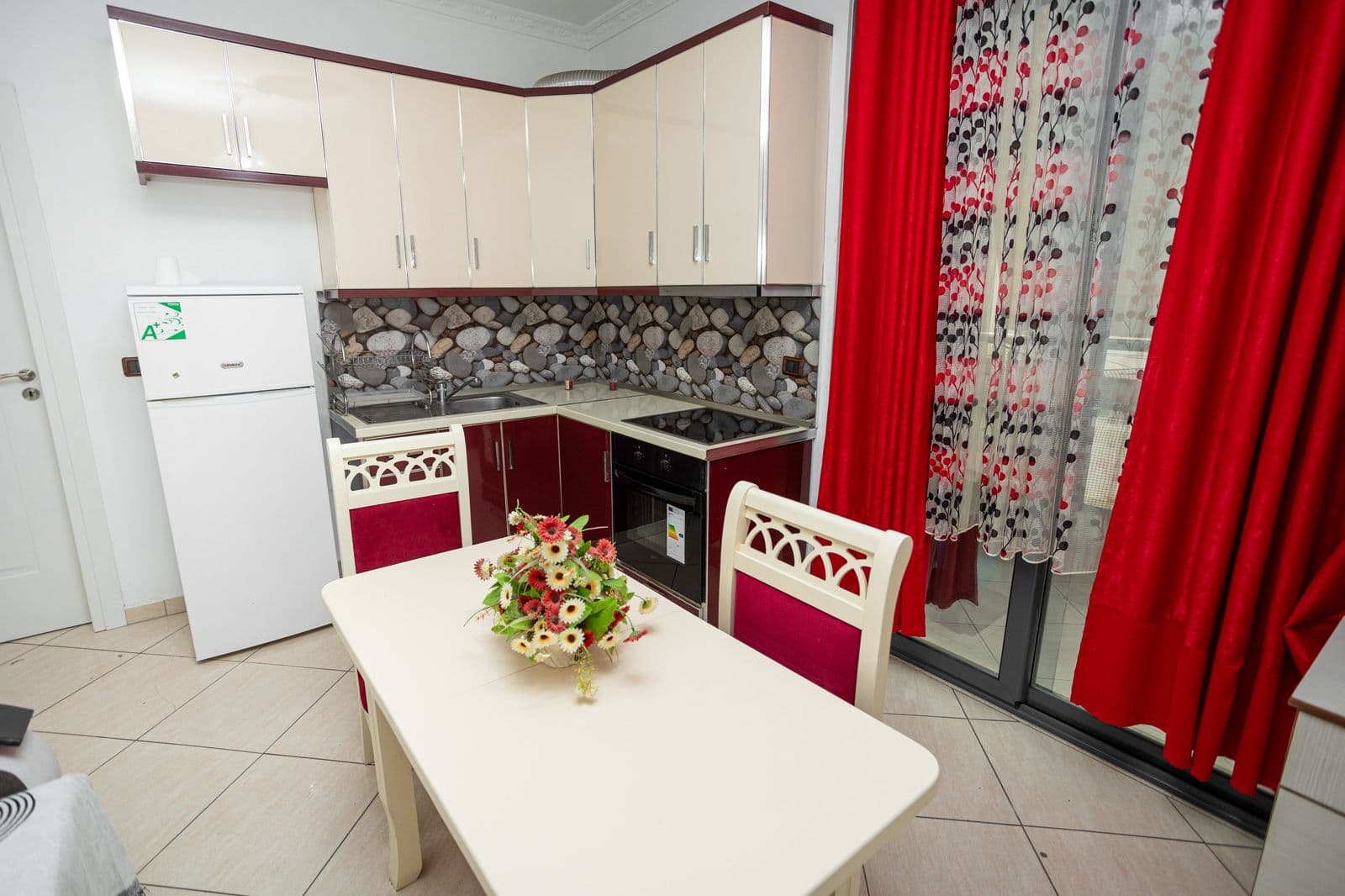 STUDIO ME QERA AFATGJATE LUNGOMARE-VLORE