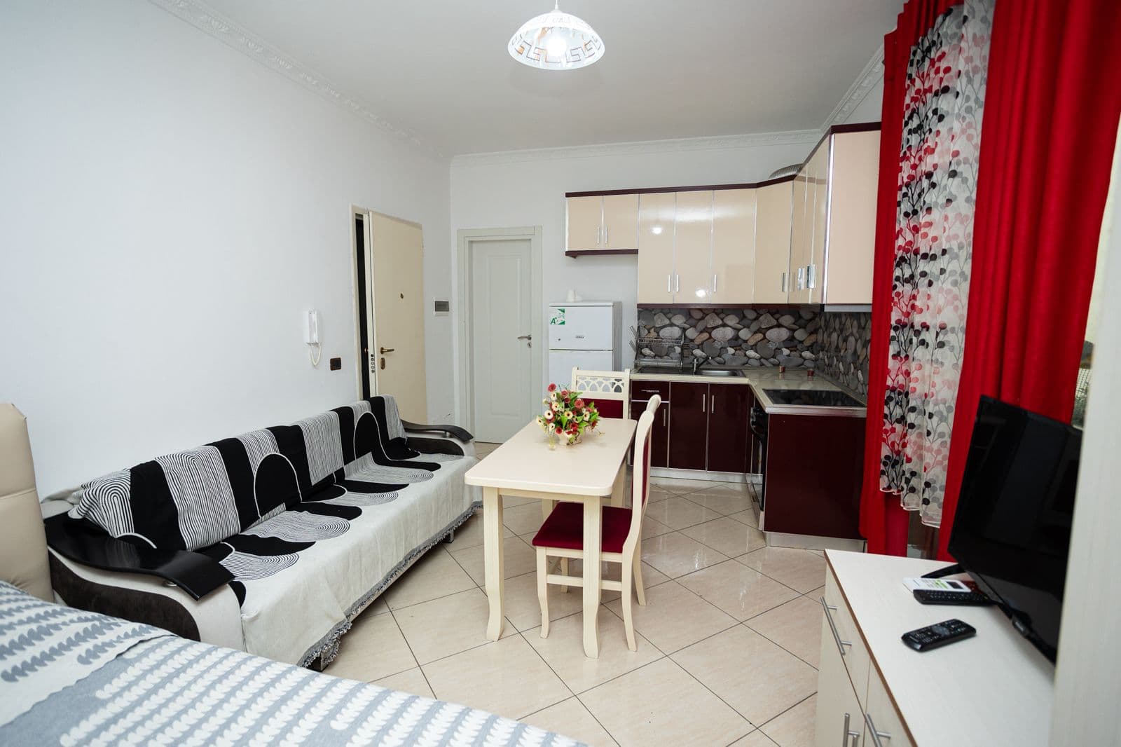 STUDIO ME QERA AFATGJATE LUNGOMARE-VLORE 3