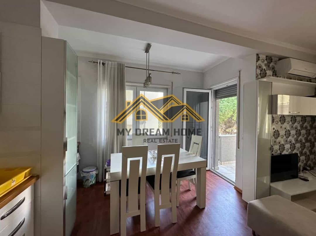 Shitet Apartament tek Shkembi i Kavajes me pamje deti vija e pare !