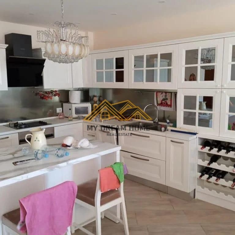 SHITET APARTAMENT 3+1 ME PAMJE NGA QYTETI