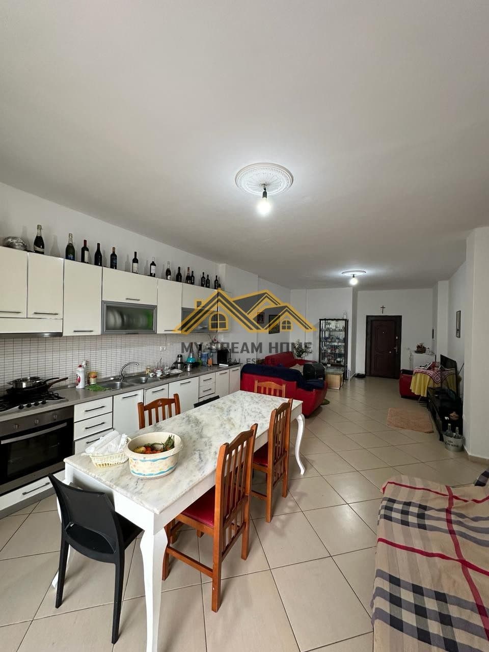 SHITET APARTAMENT 2+1+ VERAND TEK ZONA E TREGUT INDUSTRIAL!
