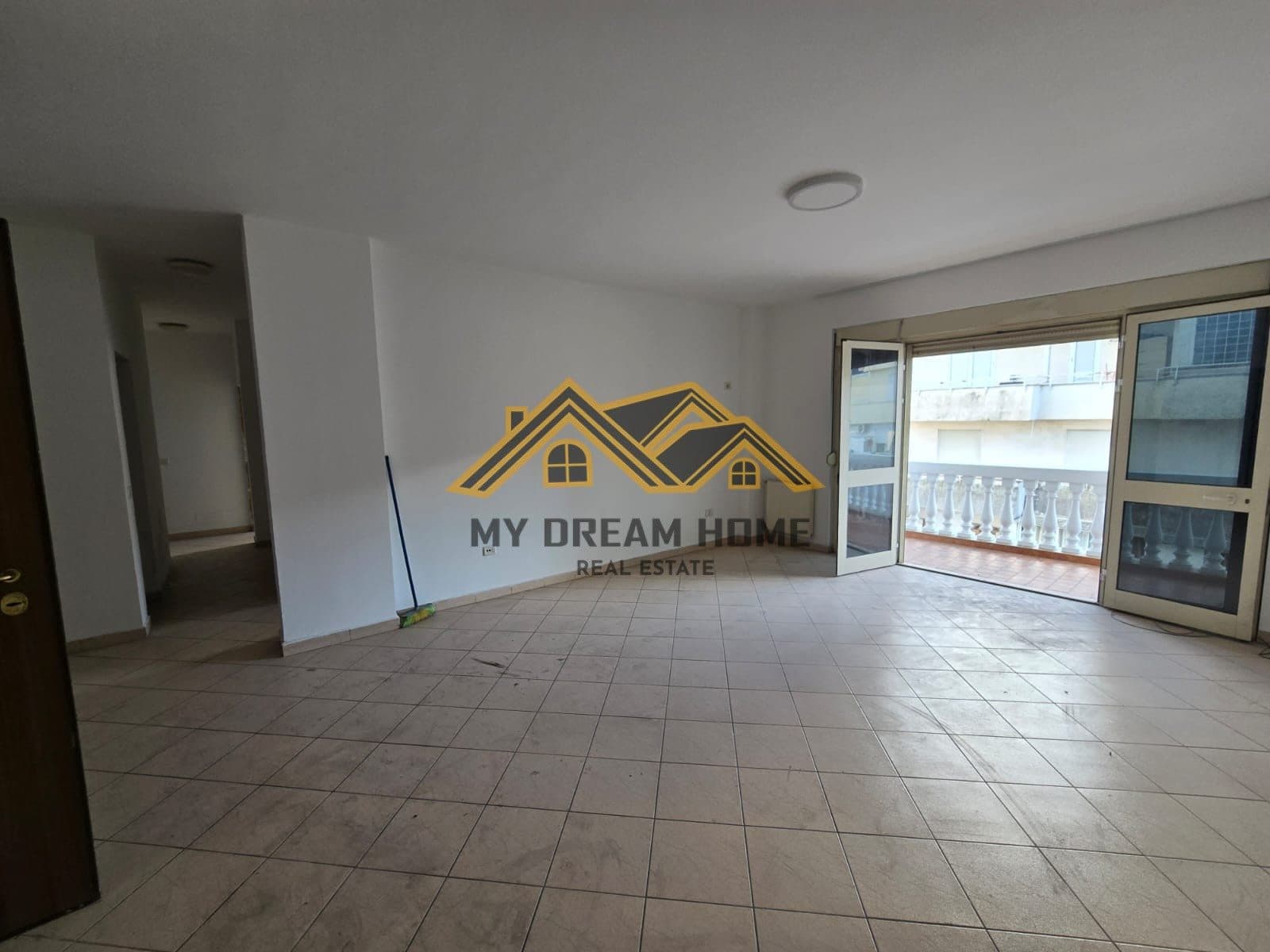 Apartament 2+1+2 në shitje te Rruga e re e Portit! 3