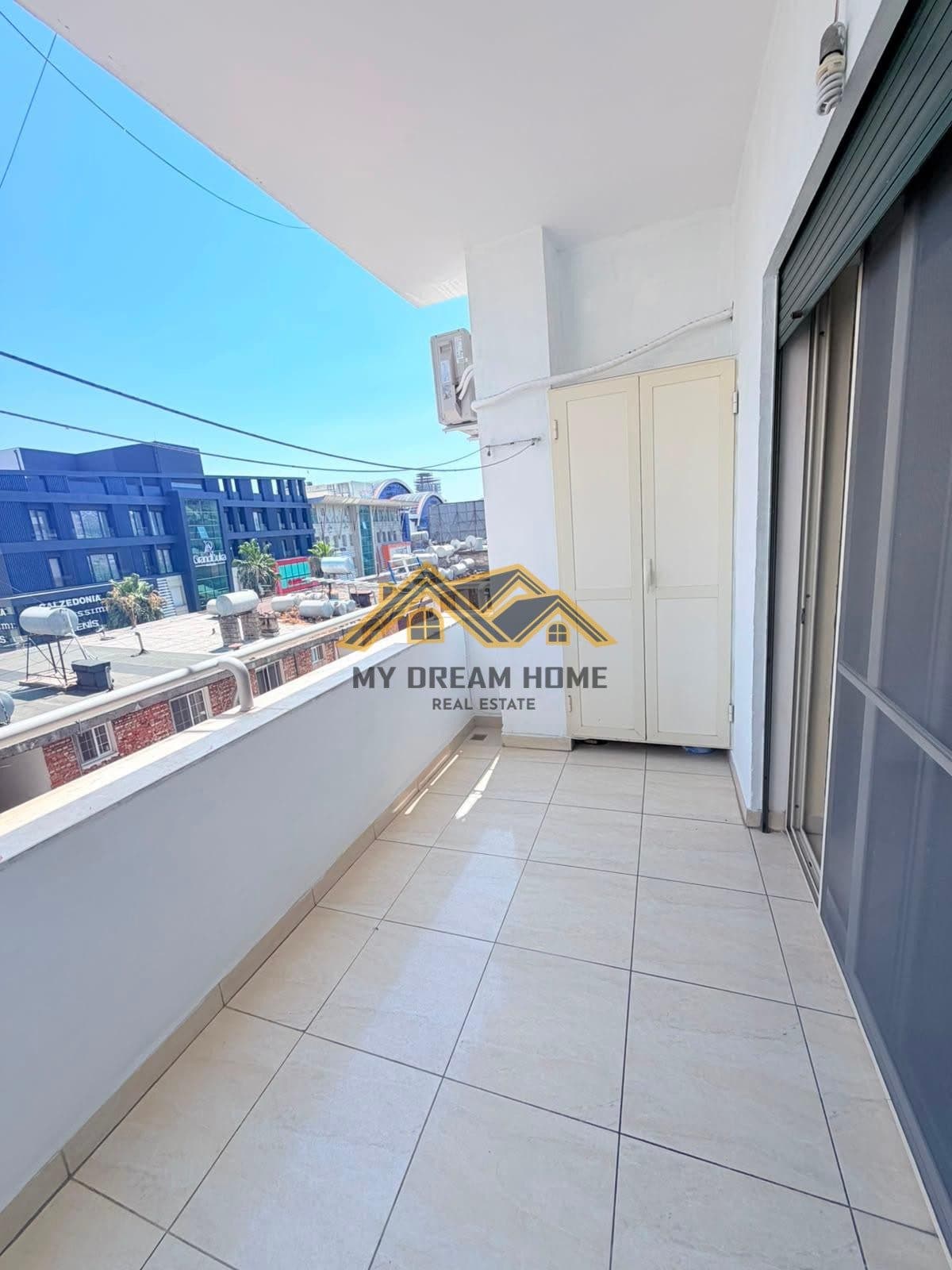 Jepet me qera apartament 3+1+2 Flagship Center,Durres.