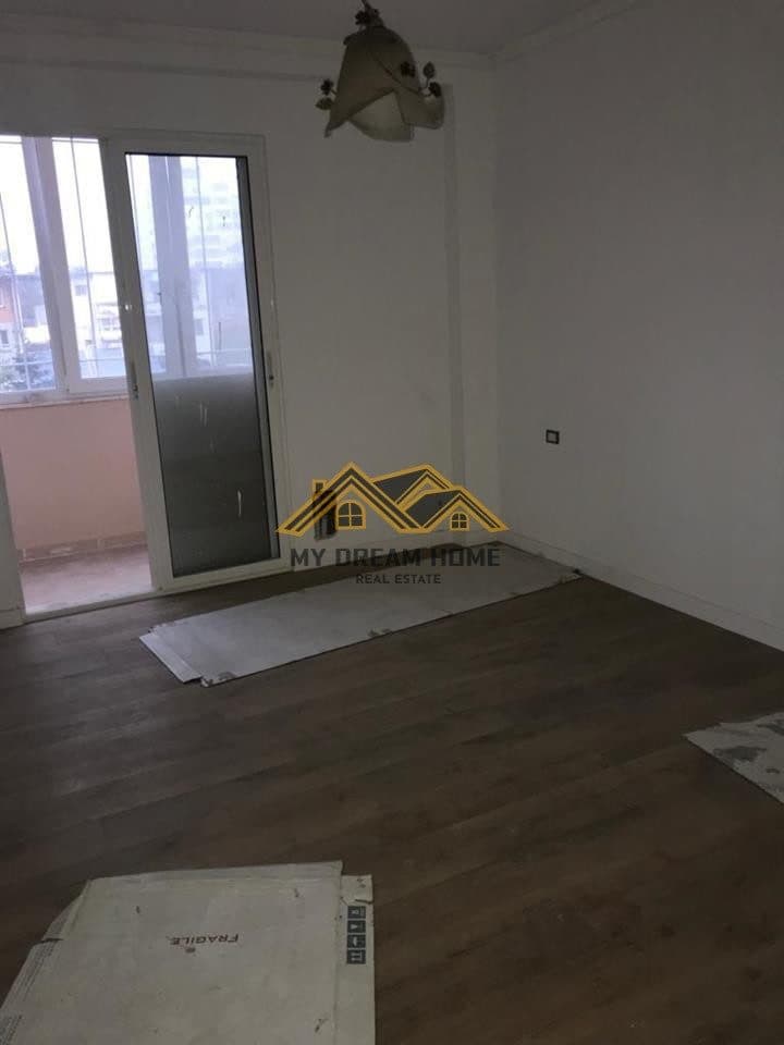 SHITET APARTAMENT 2+1+2 TEK MARKATA DURRES