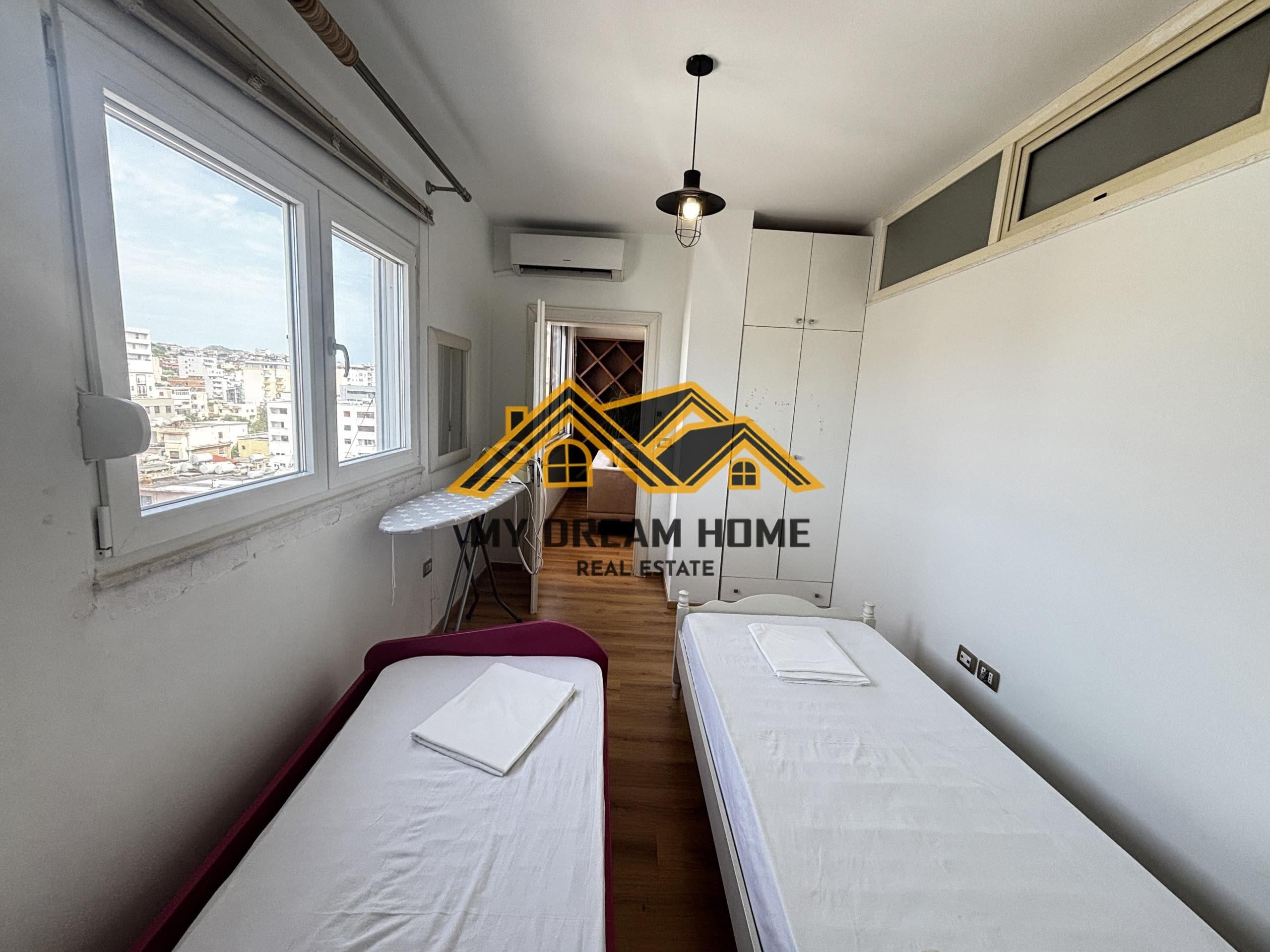 Jepet Me Qira apartament 2+1 në qendër të Durrësit