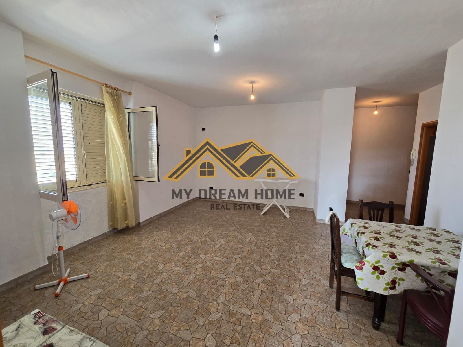 SHITET APARTAMENT 2+1 NE QENDER TE DURRESIT TEK GJYKATA! 2