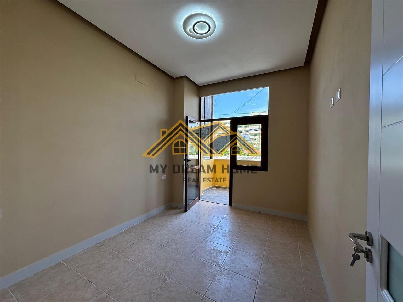 Disponojmë për shitje një super Apartament 3+1 pranë Shkollë Bajram Curri 2