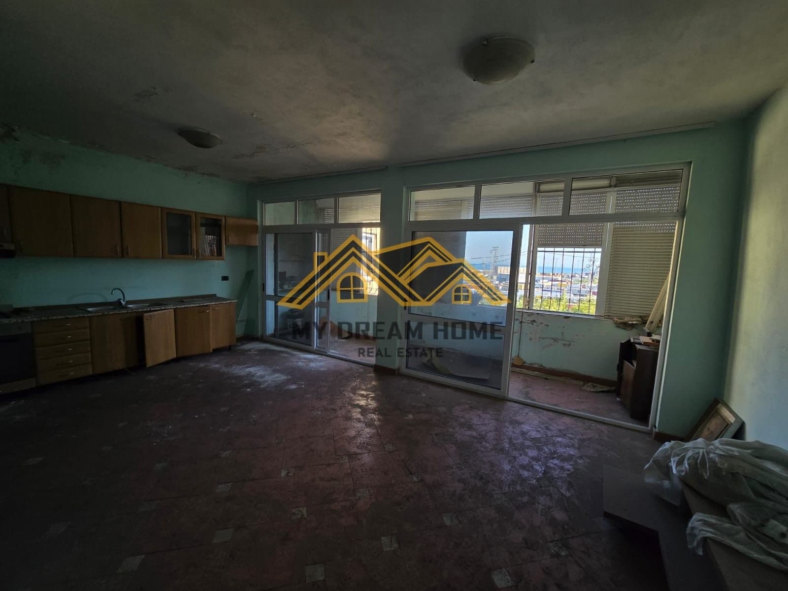 SHITET APARTAMENT 3+1 NE HYRJE TE DURRESIT ME PAMJE NGA PORTI! 2