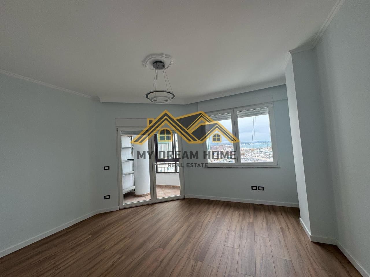 Shitet apartament 3+1+2 me pamje deti, zona Rruga e re e Portit. 3
