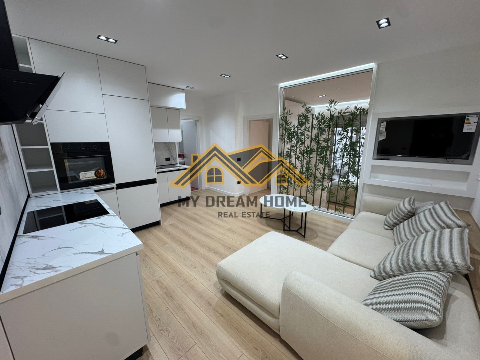 APARTAMENT 1+1 PRANE STACIONIT TE TRENIT NE DURRES, PER SHITJE!