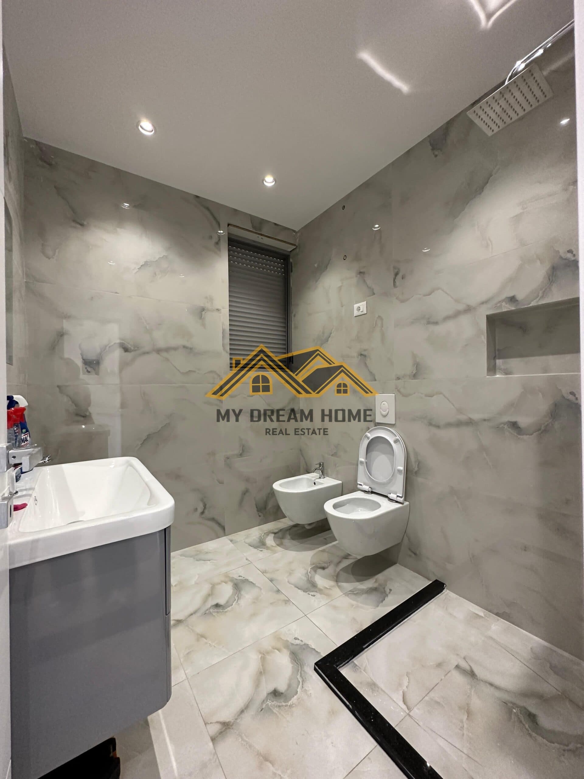 SHITET SUPER APARTAMENT 2+1+2 TE ISH URT-JA, DURRES! 2