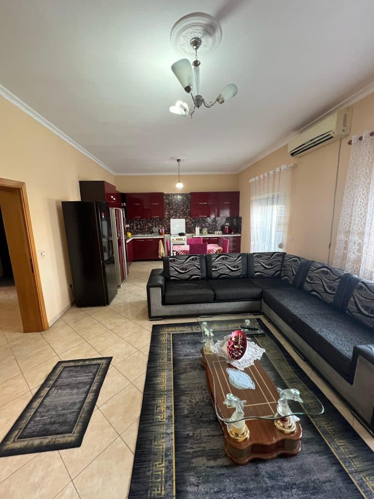 APARTAMENT 2+1 PER SHITJE TEK DREJTORIA E POLICISE!!
