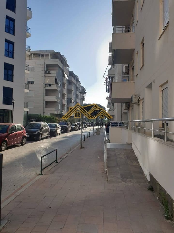 APARTAMENT 1+1 PER SHITJE TEK HOTEL SUPREME, NE QERRET ! 4