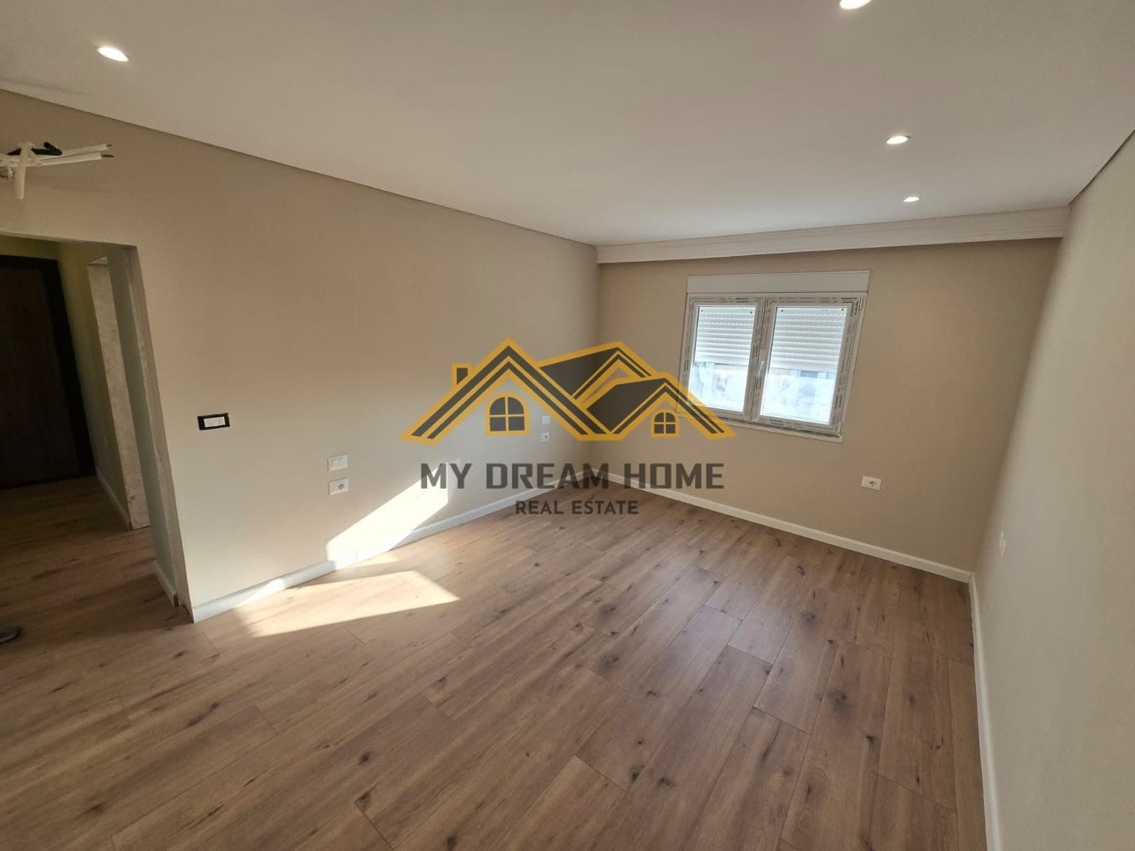 SHITET APARTAMENT 2+1 TE KRYQI I KUQ, DURRES! 4