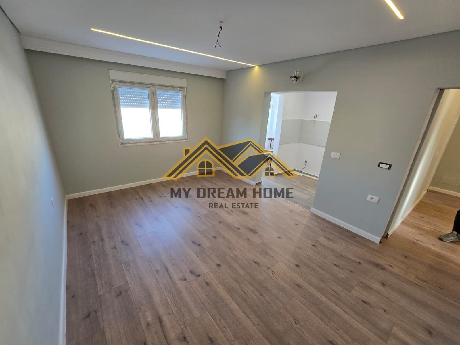 SHITET APARTAMENT 2+1 TE KRYQI I KUQ, DURRES!