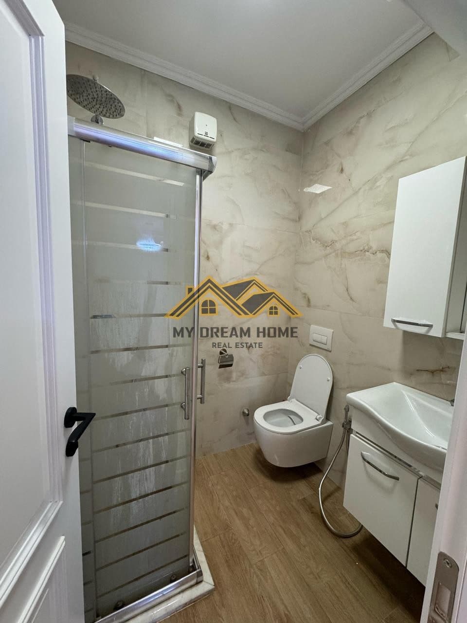 Shitet apartament 3+1+2 me pamje deti, zona Rruga e re e Portit. 2