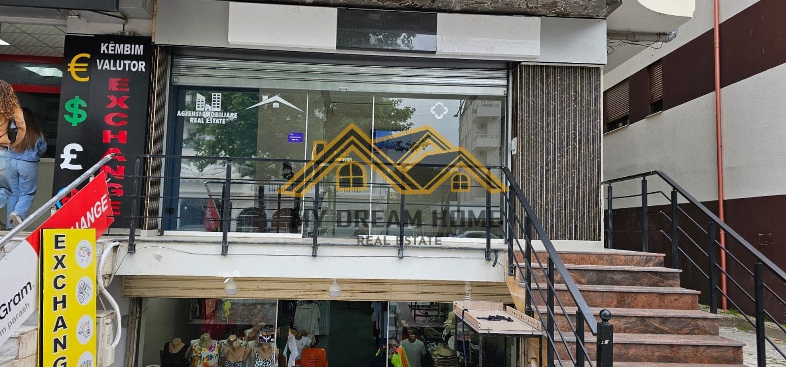 Shitet Ambient biznesi + 3 Apartamente 1+1, vija e pare me rrugen kryesore ne Plazh Hekurudha ! 3