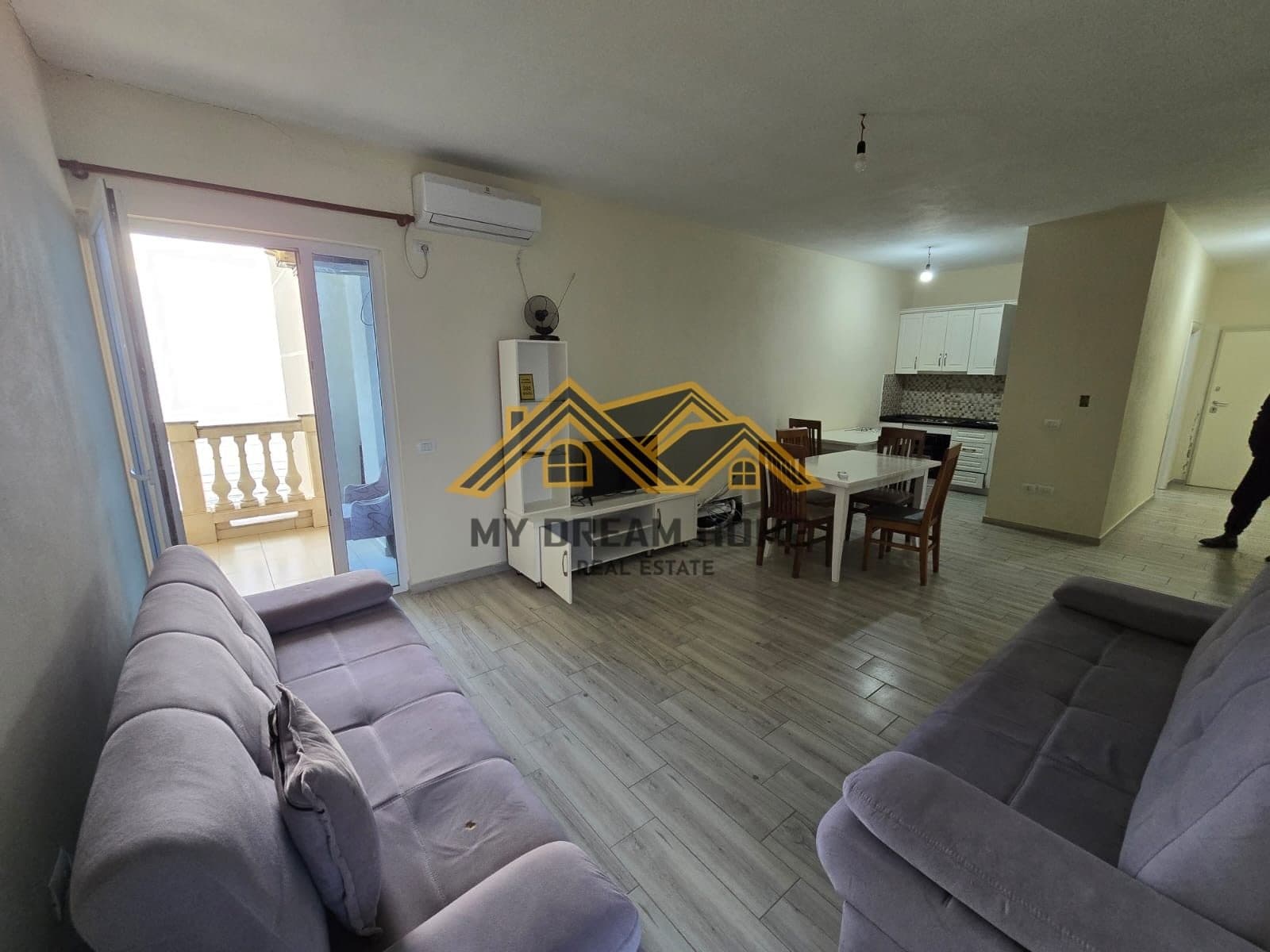 SHITET APARTAMENT 2+1+2 DETI TEK RROTA E KUQE!