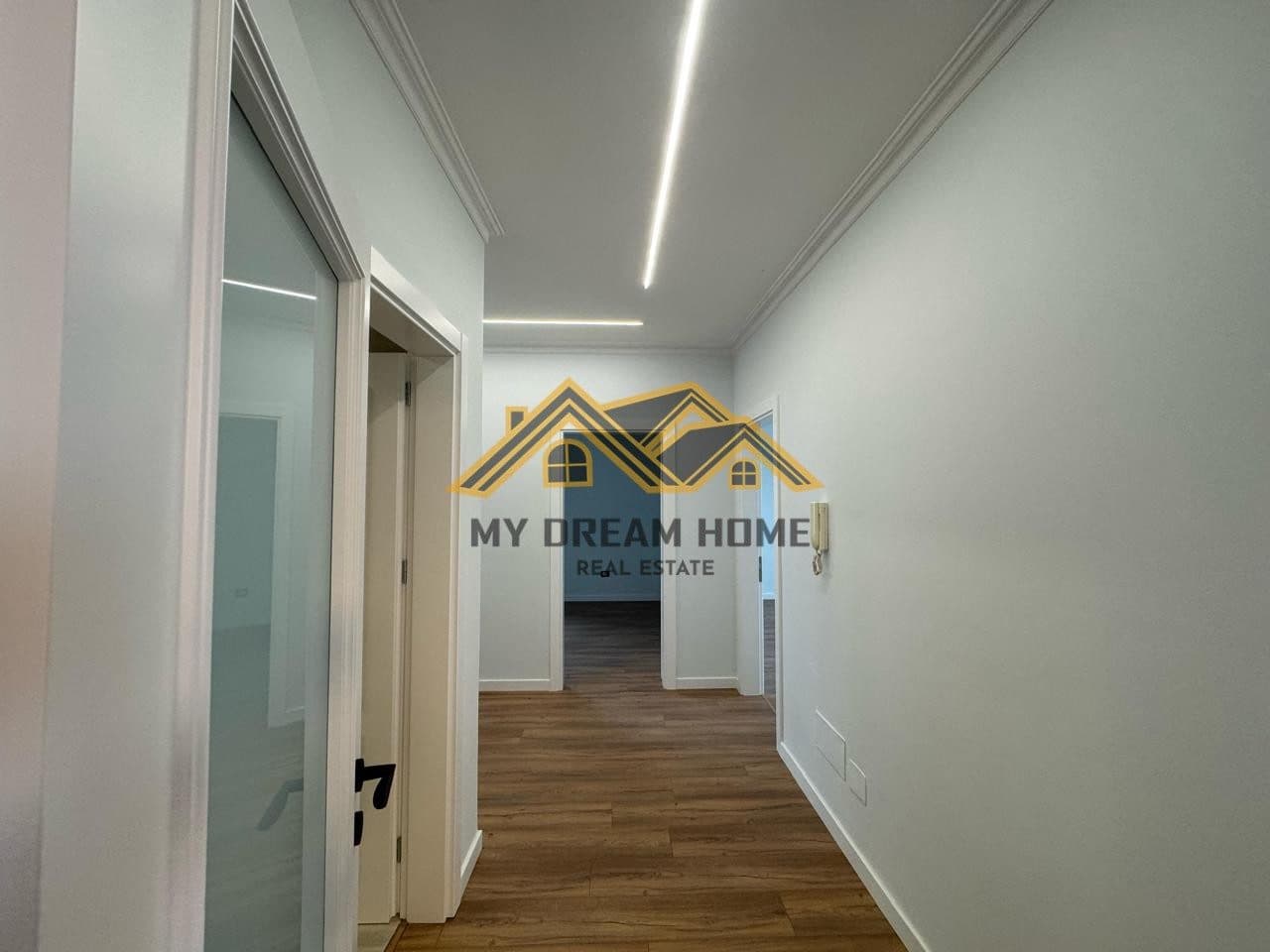Shitet apartament 3+1+2 me pamje deti, zona Rruga e re e Portit. 4