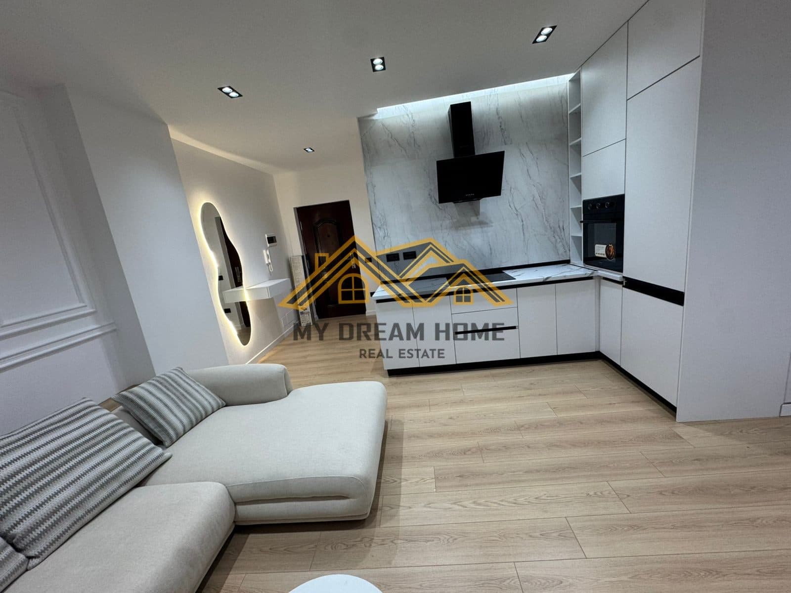 APARTAMENT 1+1 PRANE STACIONIT TE TRENIT NE DURRES, PER SHITJE! 3