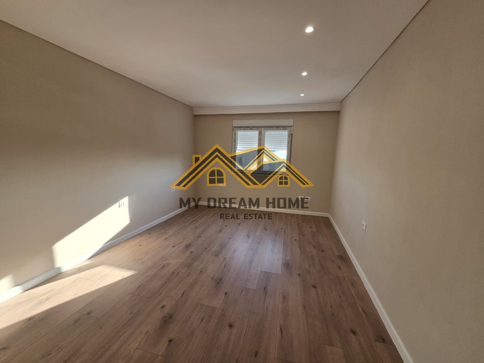 SHITET APARTAMENT 2+1 TE KRYQI I KUQ, DURRES! 2