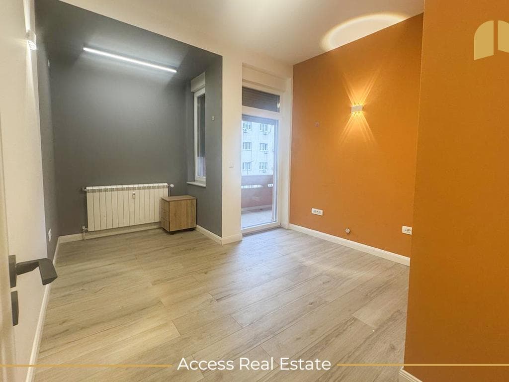 Zyre me QIRA – 3 hapësira pune – Qendër