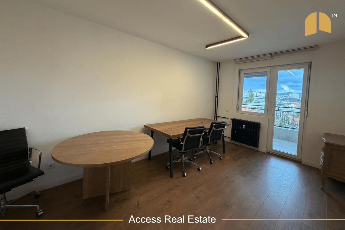 Zyre me QIRA – 3 hapësira pune – Qendër