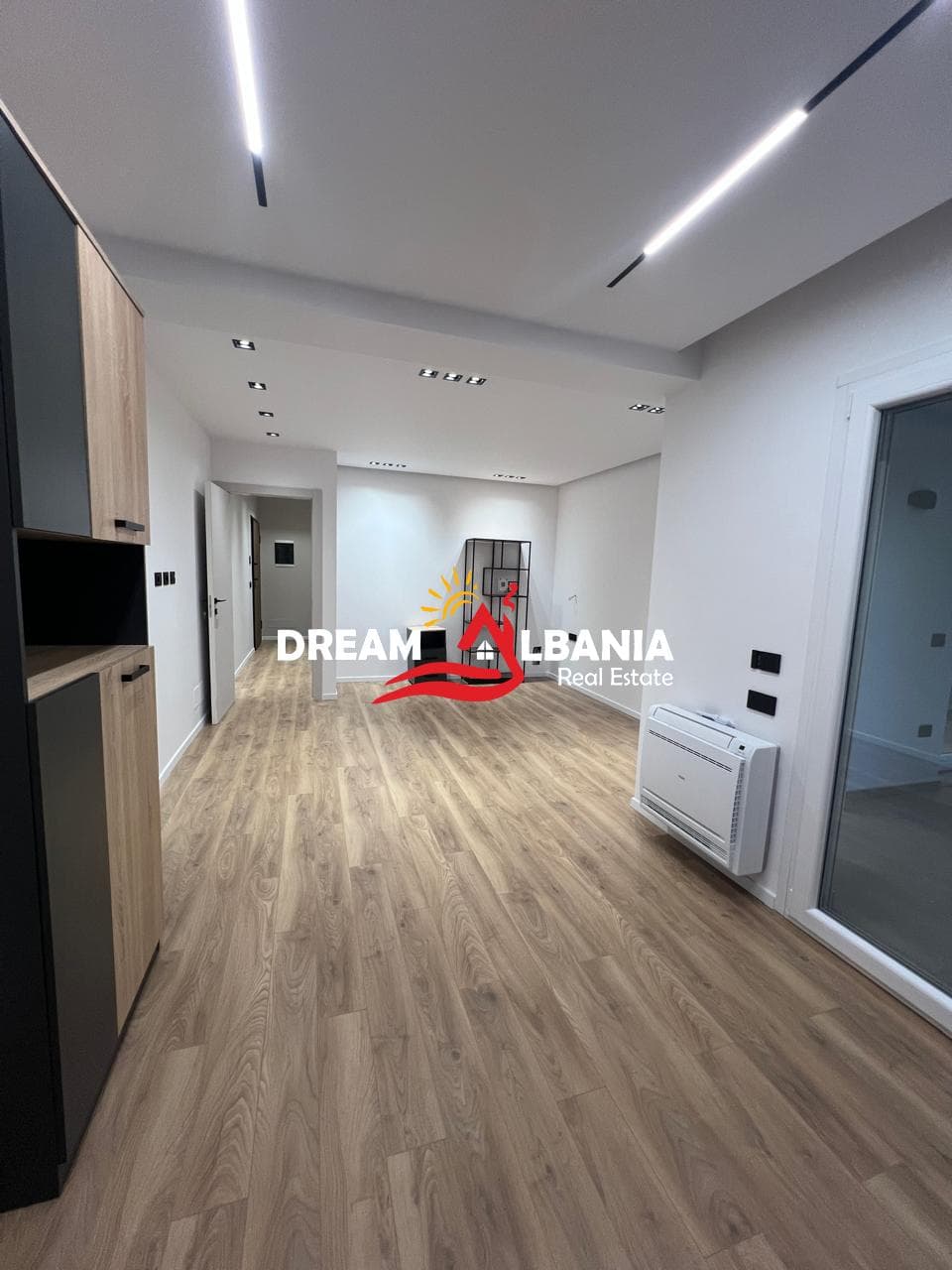 Jepet me Qira Zyrë e Mobiluar pranë Hotel Radisson ( 42611572 ) 2
