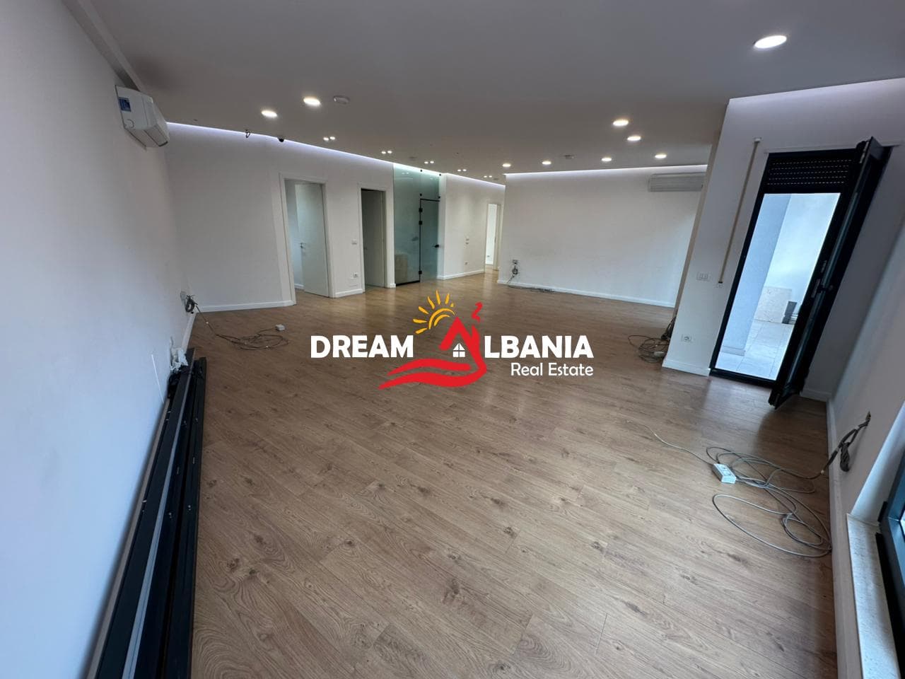 Jepet me qera ambient zyre me post parkimi ne Bulevardin Zogu i Pare prane Ministrise se Drejtesise (ID 42611379) 4