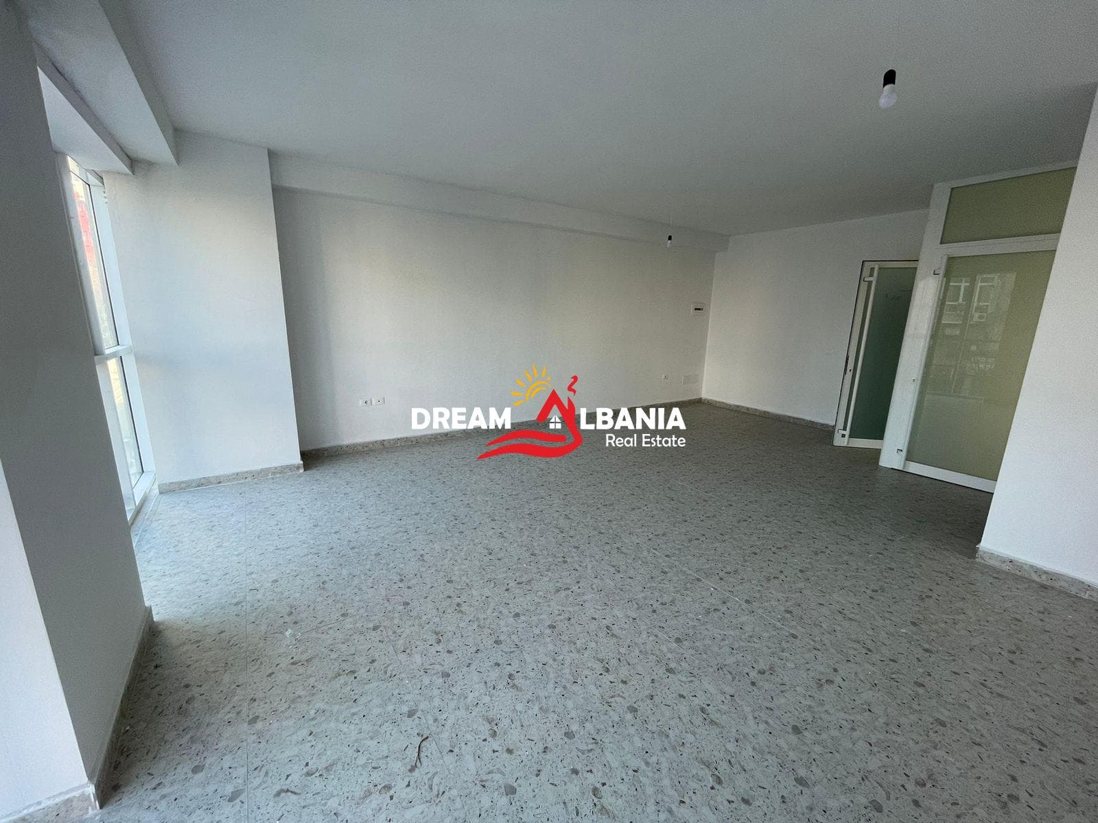 Ambient Biznesi me qera rruga e Dibres prane Farmacise 10 ID (4271921)