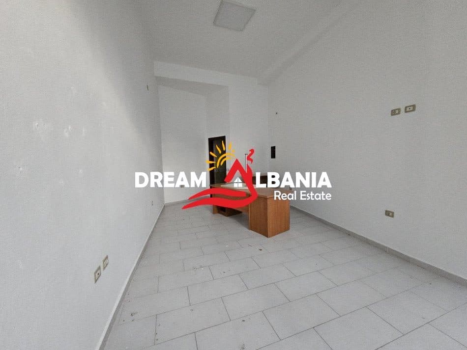 Jepet dyqan me qera ne Rrugen Haxhi Hysen Dalliu prane KMY (ID 42711177)