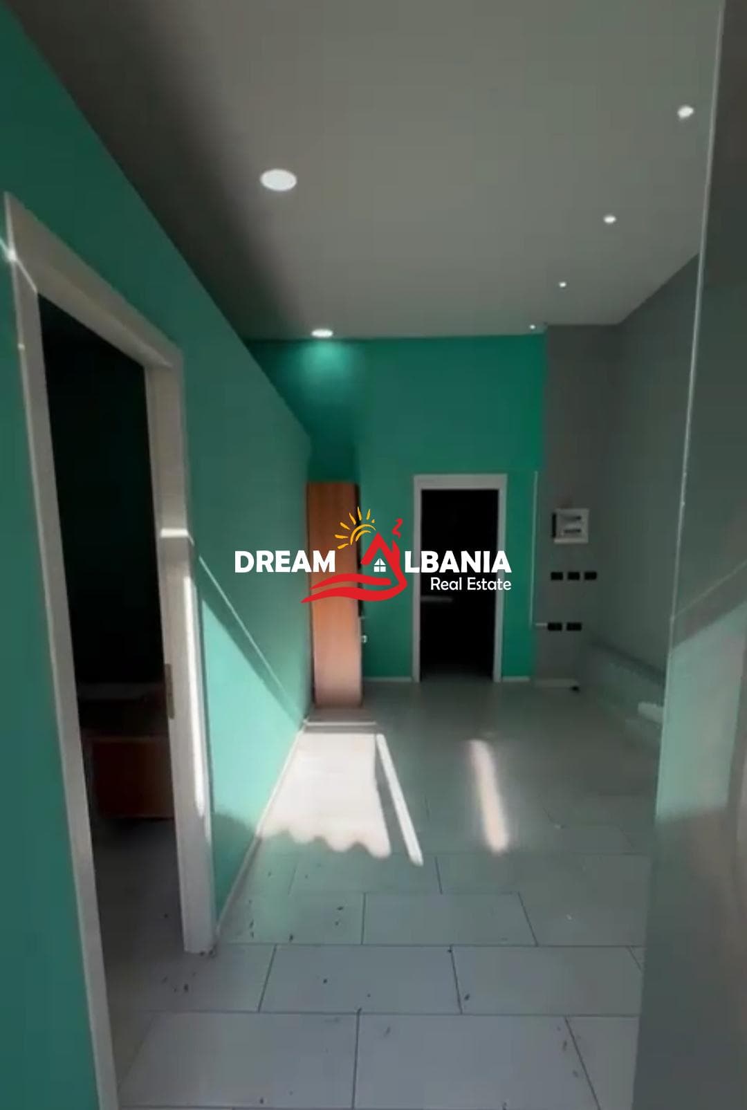 Jepet dyqan me qera ne Rrugen e Dibres prane Spitalit Amerikan (ID 42711168)