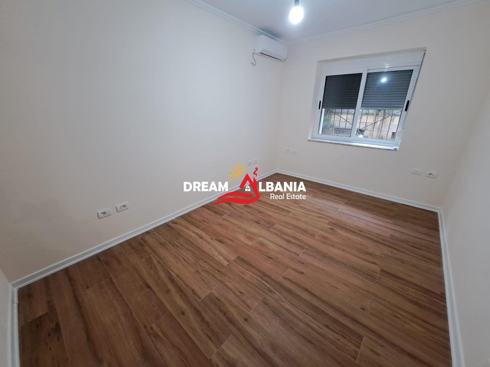 Ambient biznesi ne shitje ne rrugen e Durresit ne afersi te Ministrise se Arsimit ne Tirane (ID 4129433) 3