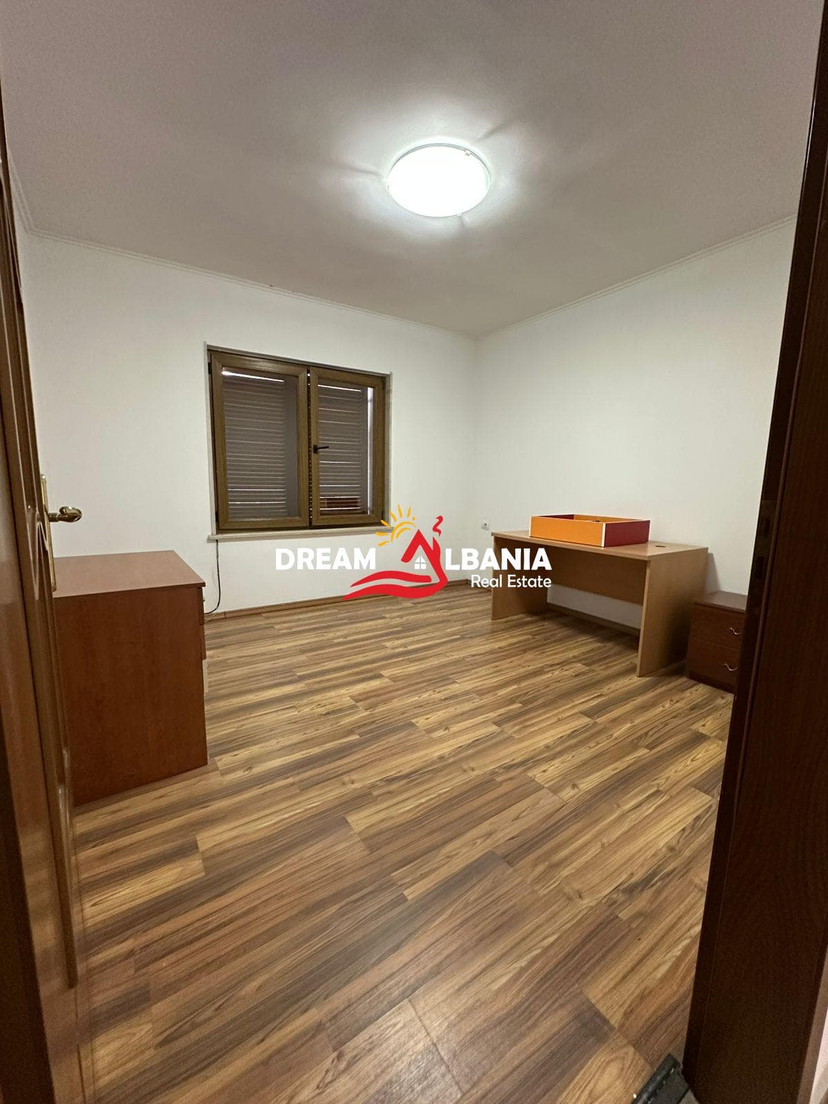 Zyre me qera prane Sheshit Wilson ne Tirane (ID 4261676 )