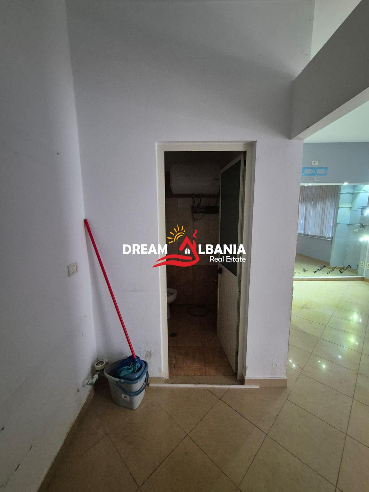 Dyqan ne shitje ne Rrugen Kongresi Manastirit prane Pediatrise ne Tirane (ID 4171553) 4