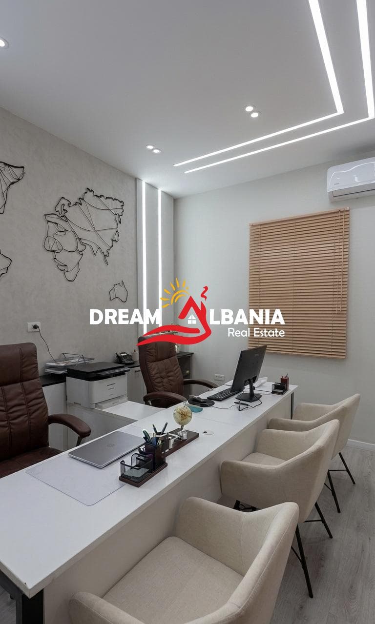 Jepet Me Qera Ambient Biznesi Buze Rruge tek Komuna e Parisit(ID 42711169) 3
