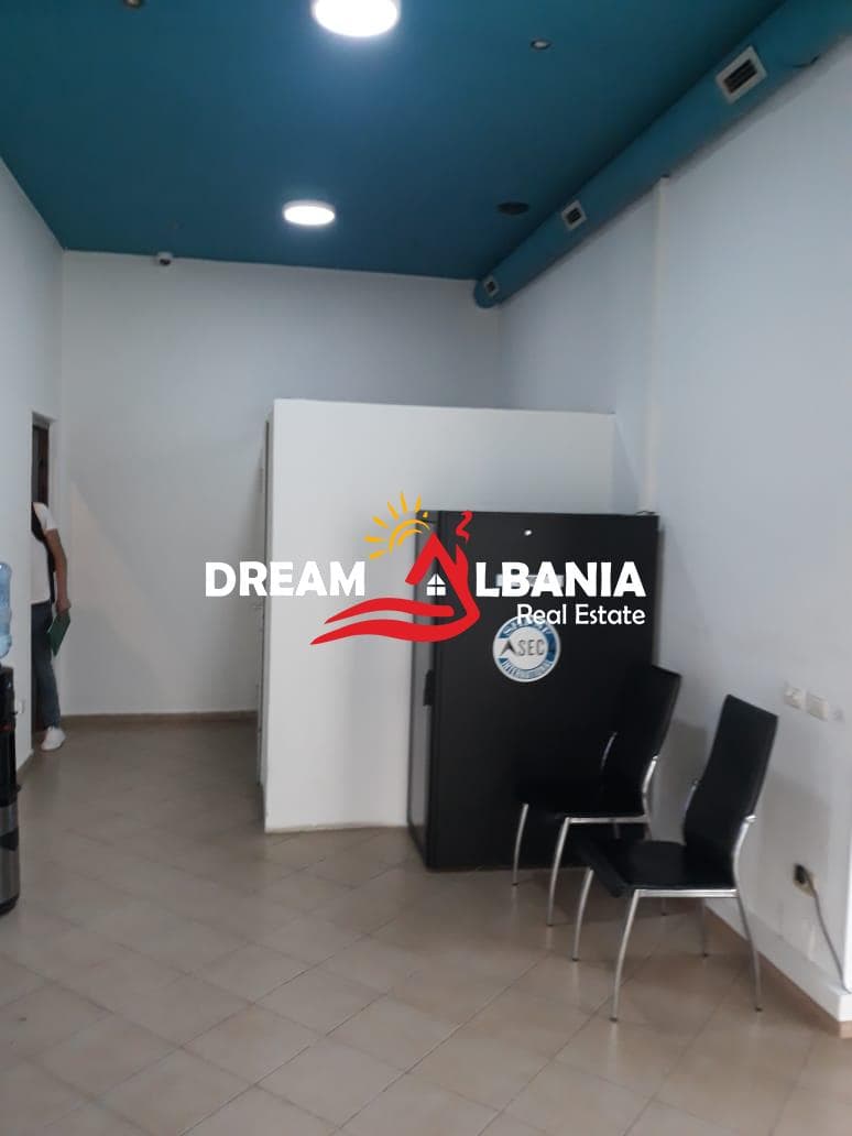 Ambjent ne shitje ne Tirane. Ndodhet tek “Rruga Fortuzi (ID 4161042) 2
