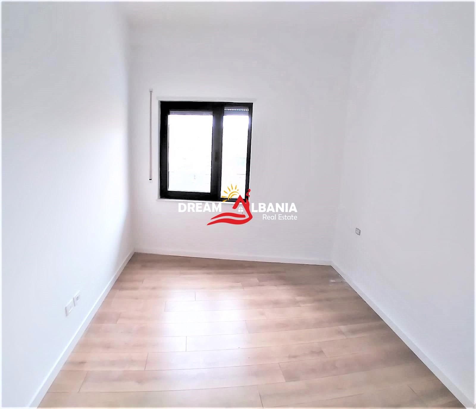 Zyre me qera ne zonen e Bulevardit Zogu i Pare prane Ministrise se Drejtesise ne Tirane (ID 4261624 )
