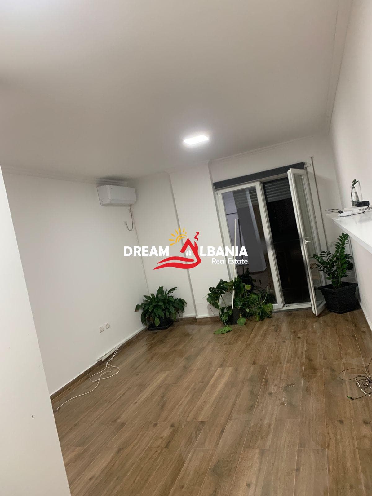 Zyre me Qera ne Myslym Shyr, prane tregut CAM ne Tirane (ID 42611299) 2