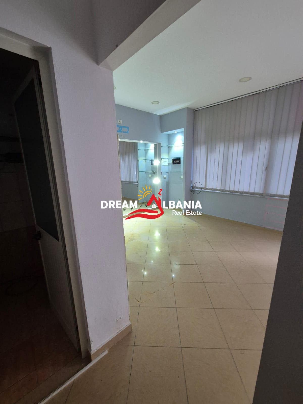 Dyqan ne shitje ne Rrugen Kongresi Manastirit prane Pediatrise ne Tirane (ID 4171553) 3