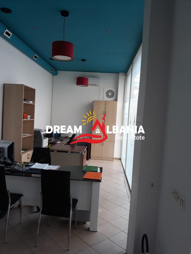 Ambjent ne shitje ne Tirane. Ndodhet tek “Rruga Fortuzi (ID 4161042)