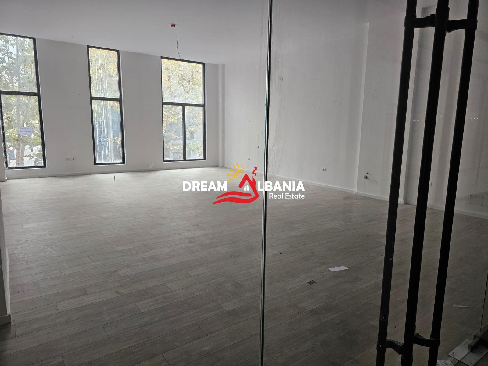 Ambient Komercial/Dyqan me qera ne rrugen e Kavajës tek Garden Building (ID 42711038) 3