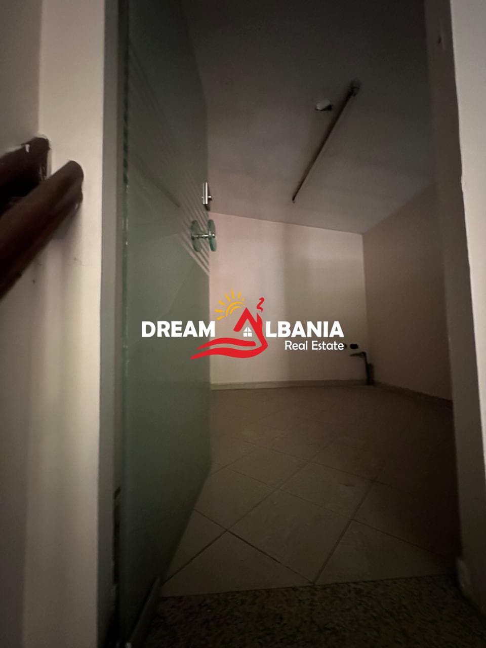 Godine multifunksionale me qera buze rruges se Kavajes, prane Raiffaisen Bank, Tirane (ID 42611171). 3