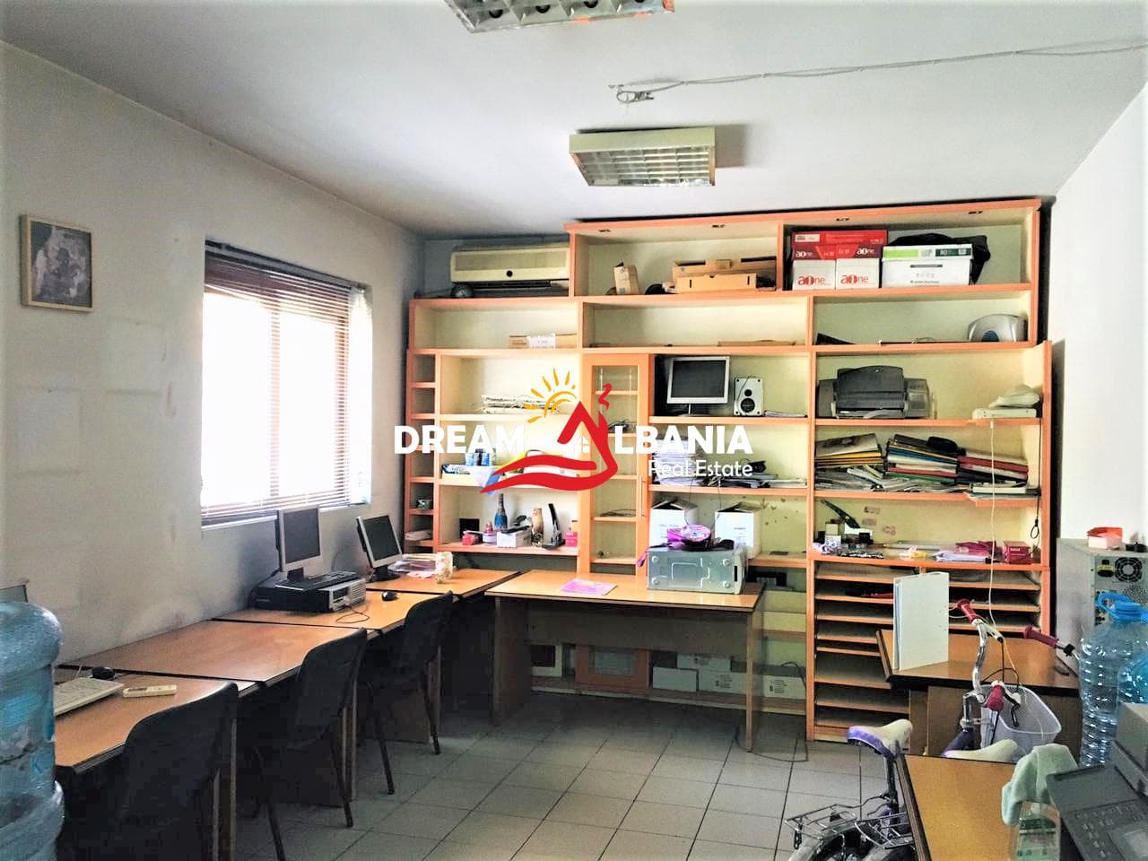 Shitet Dyqan Rruga Fortuzi prane Ministrise se Drejtesise ne Tirane (ID 4171274)
