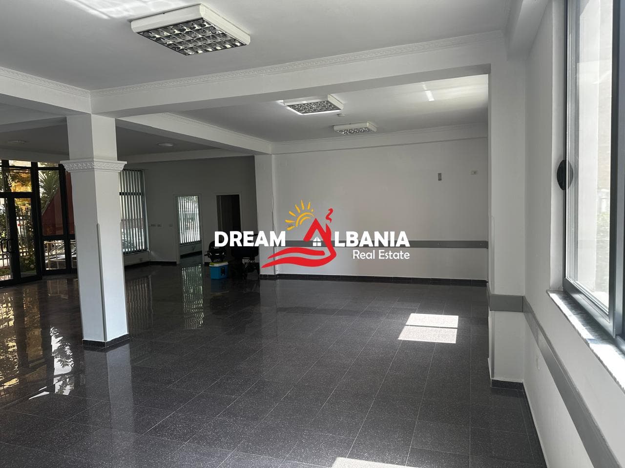 2 Ambjente per zyra me qera ne zonen e Varri Bamit (ID 42611106). 4