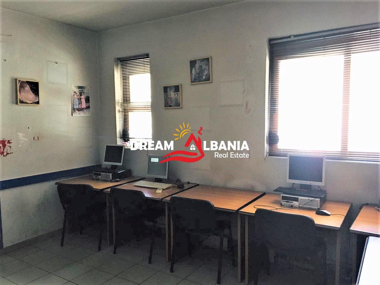 Shitet Dyqan Rruga Fortuzi prane Ministrise se Drejtesise ne Tirane (ID 4171274) 4
